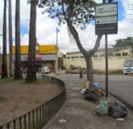 Lixo dentro da praça