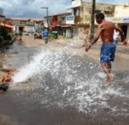 Água desperdiçada pela ruas da cidade