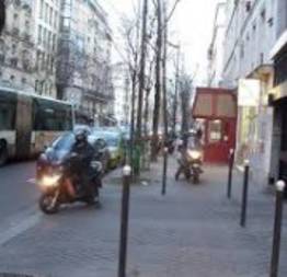 Motos circulando pelas calçadas virou moda