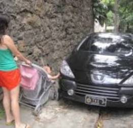 Carros tomando espaço dos pedestres