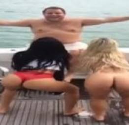 Flagra duas gostosas mamando no barco o carinha sortudo