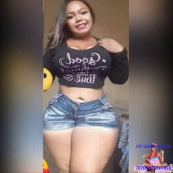 Morena amadora postando algumas fotinhas no instagram.